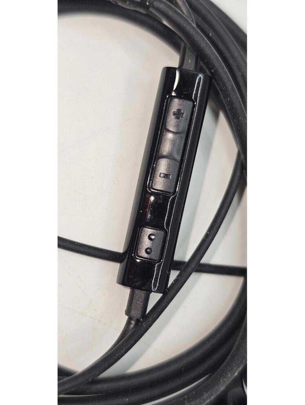 Wired In-Ear Earphones with Inline Volume Control - Picture 2 of 8